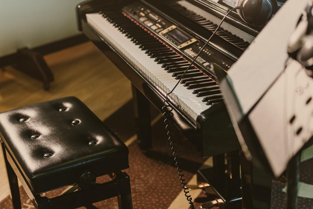 piano eléctrico en estudio de grabación de sonido
 - Foto, Imagen