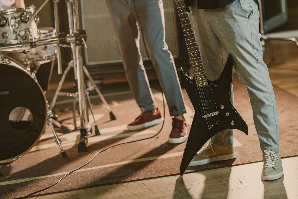 обрезанный кадр музыкантов с инструментами в студии
 - Фото, изображение