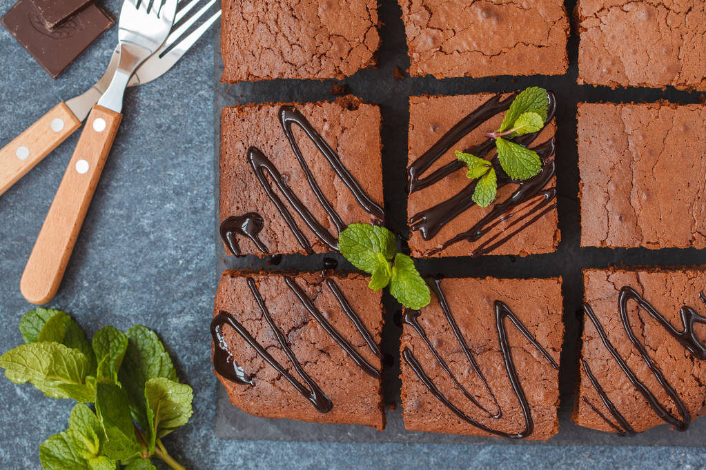 Trozos cuadrados de brownie de chocolate negro casero con chocolate
  - Foto, Imagen