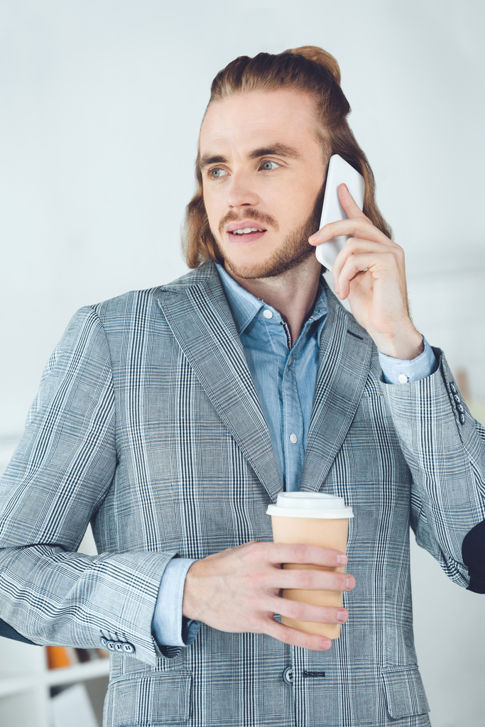 guapo hombre de negocios hablando por teléfono inteligente en la oficina
 - Foto, Imagen