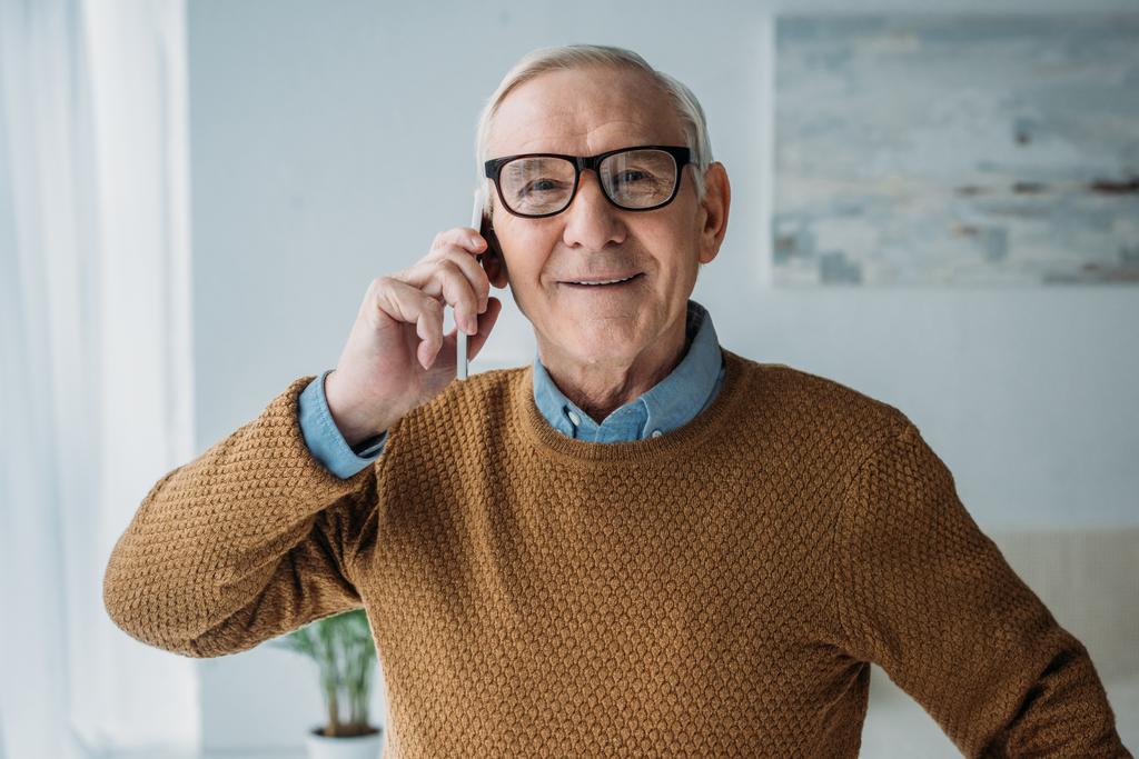 Starší usmívající se muž pracuje v kanceláři a telefonní hovor - Fotografie, Obrázek