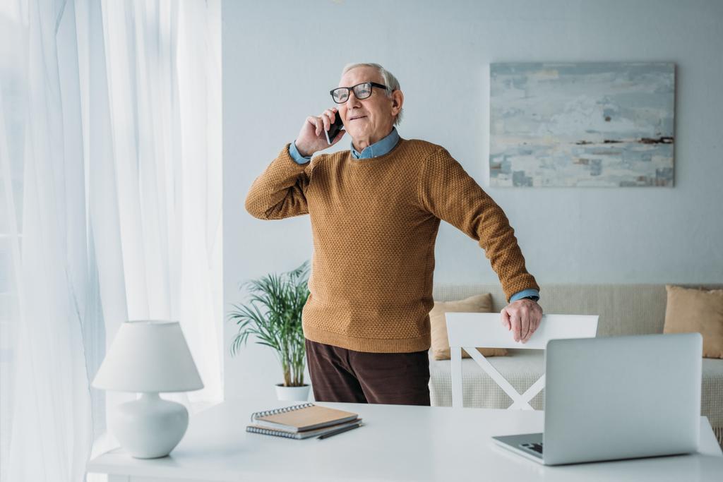 Starší jistý muž pracuje v kanceláři a telefonní hovor - Fotografie, Obrázek