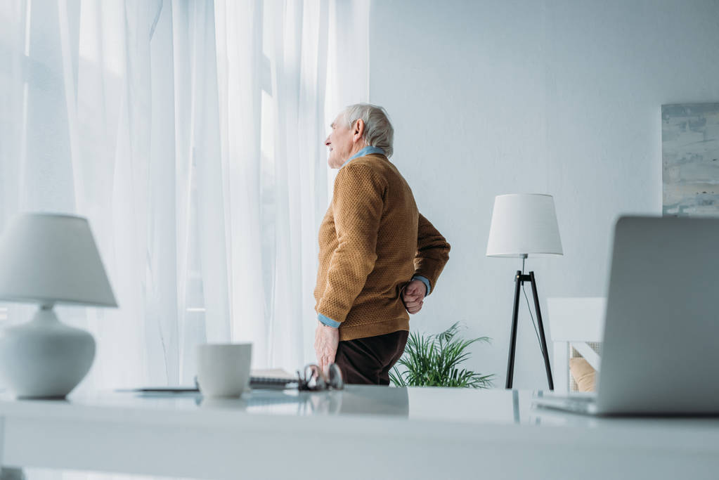 Starší muži, kteří pracují v kanceláři trpící bolesti zad - Fotografie, Obrázek