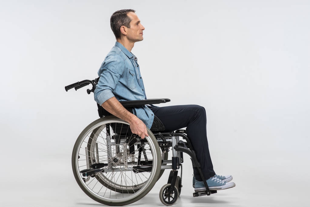 Bonito homem fisicamente desafiado se movendo em cadeira de rodas
 - Foto, Imagem