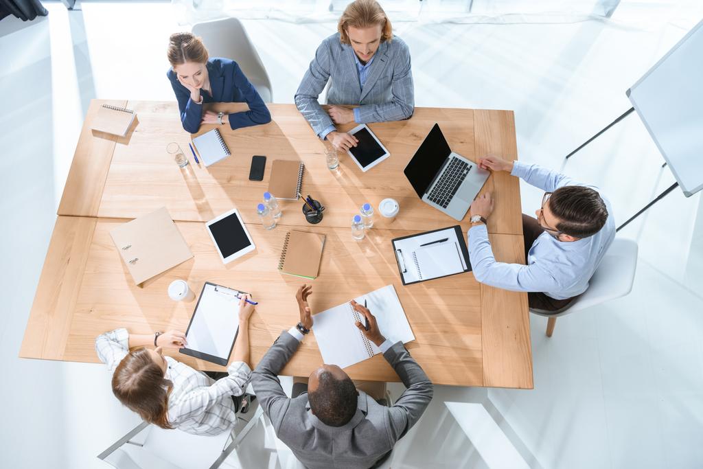 Business team dat werkt terwijl plaatsing op tafel op kantoorruimte  - Foto, afbeelding