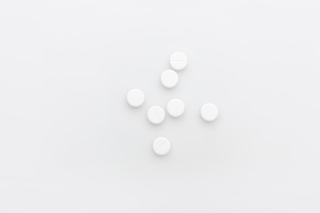 pilules blanches dispersées isolées sur fond blanc
    - Photo, image
