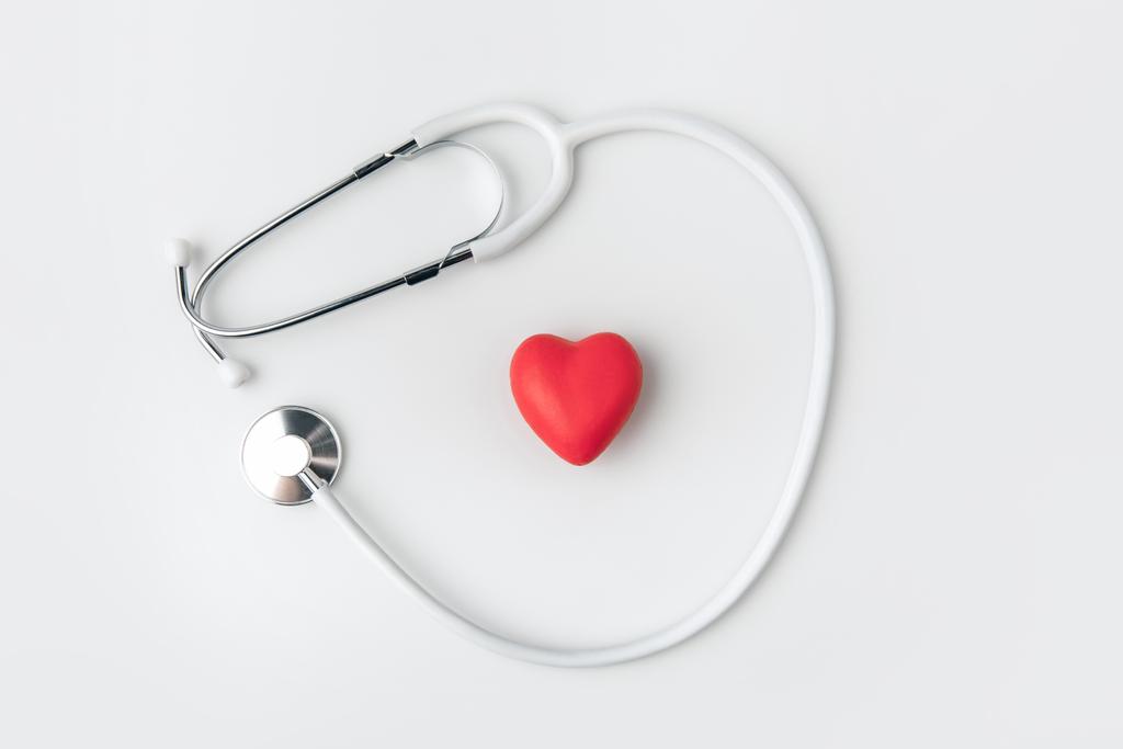 Beyaz arka plan üzerinde izole kırmızı kalp döşeme ile stetoskop     - Fotoğraf, Görsel