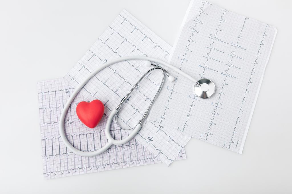 stéthoscope, cardiogramme et coeur rouge isolés sur fond blanc
    - Photo, image