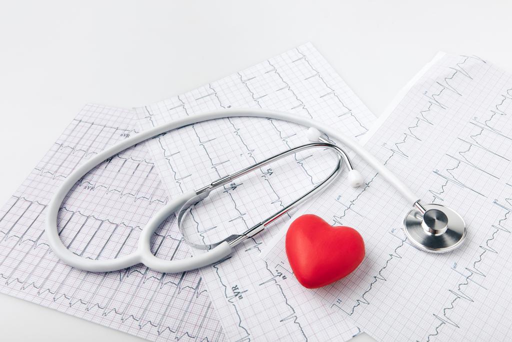 estetoscopio, cardiograma y corazón rojo aislados sobre fondo blanco
    - Foto, imagen