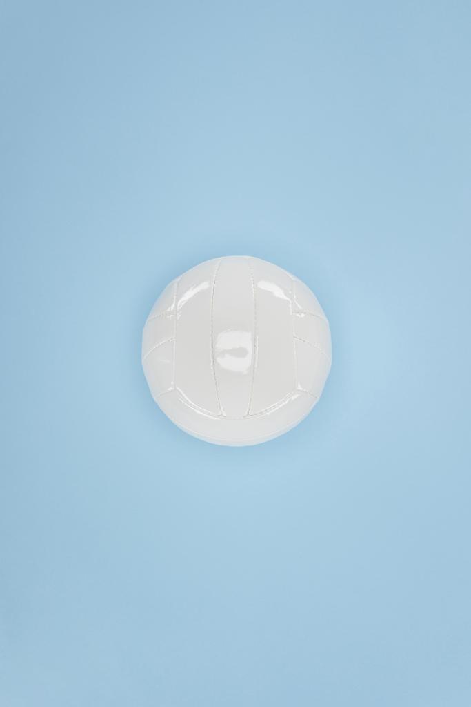 Bola blanca para el juego de voleibol aislado en azul
 - Foto, Imagen