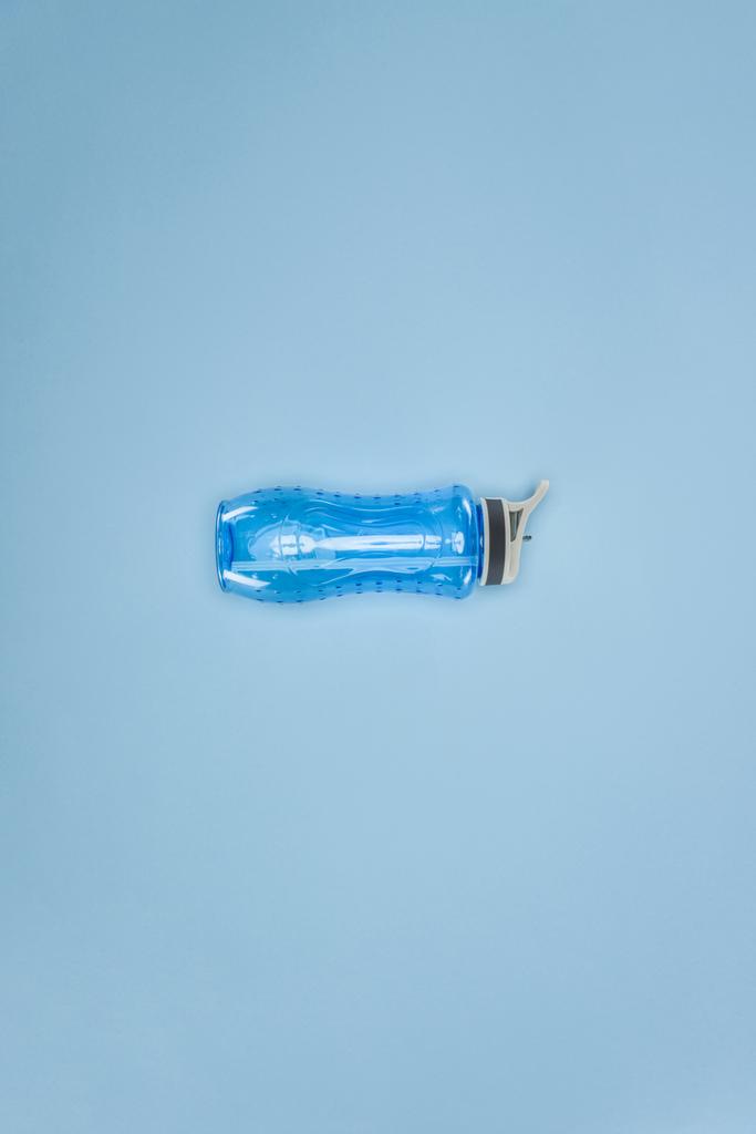 Spor su şişesi üzerinde mavi arka plan izole - Fotoğraf, Görsel