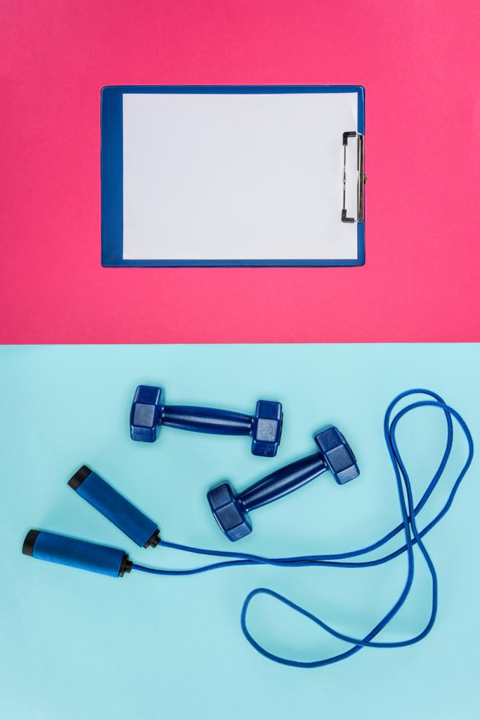 スポーツ ダンベル、クリップボード、ピンクと青に分離された縄跳びの縄 - 写真・画像