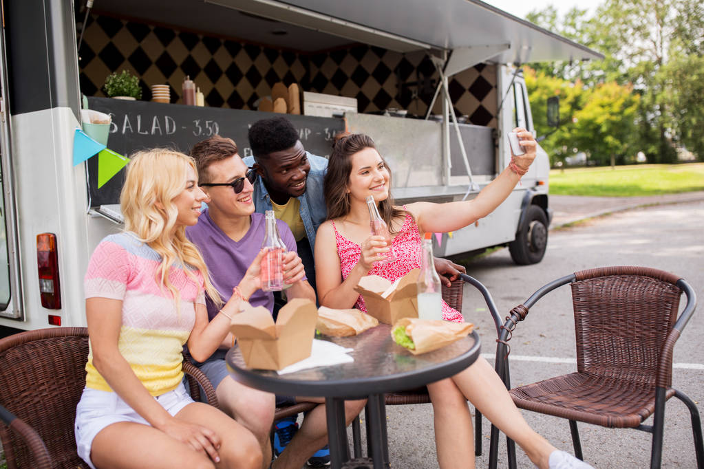 heureux jeunes amis prendre selfie au camion de nourriture
 - Photo, image