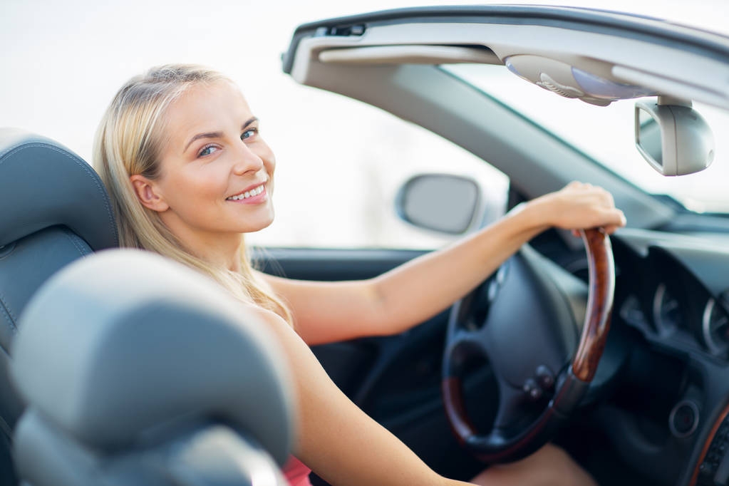 Szczęśliwa młoda kobieta jazdy Cabrio Samochód - Zdjęcie, obraz
