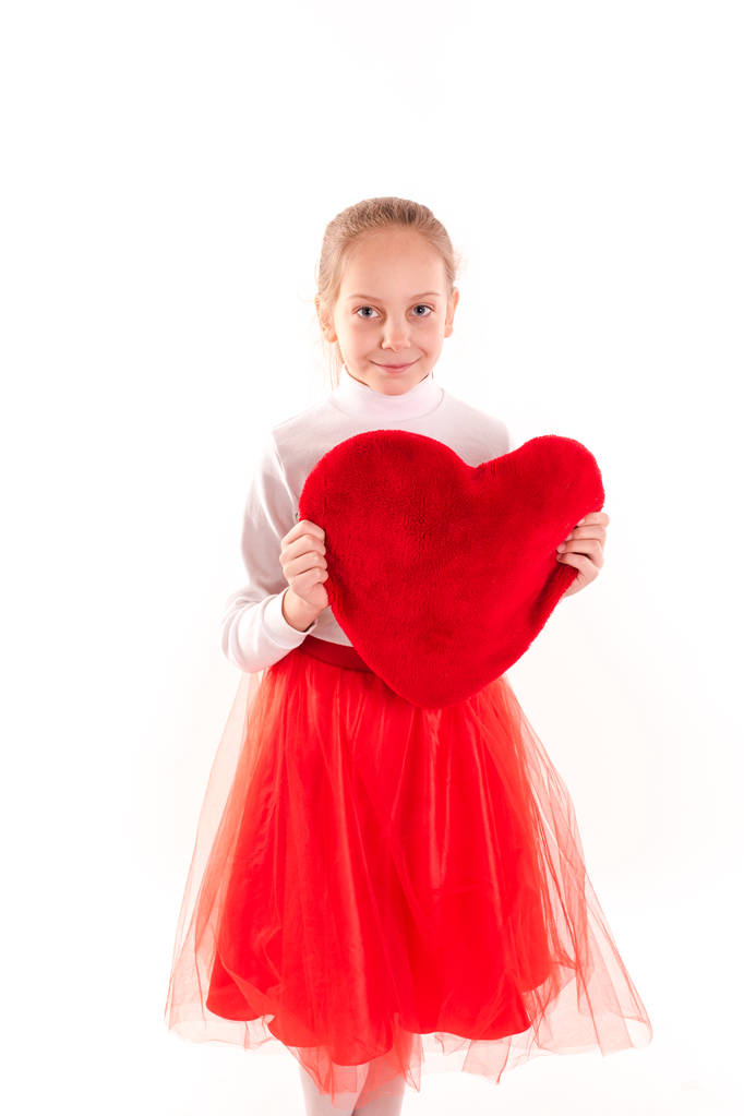 Χαριτωμένο κοριτσάκι που κρατάει κόκκινη καρδιά απομονωμένες - Φωτογραφία, εικόνα