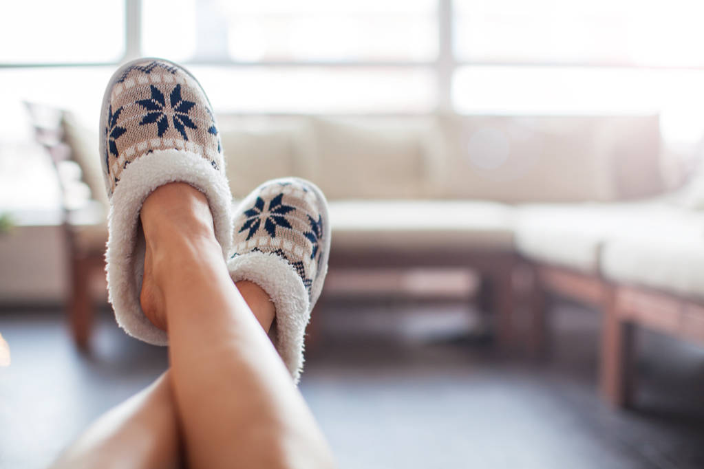 Naisten jalkojen tohvelit
 - Valokuva, kuva