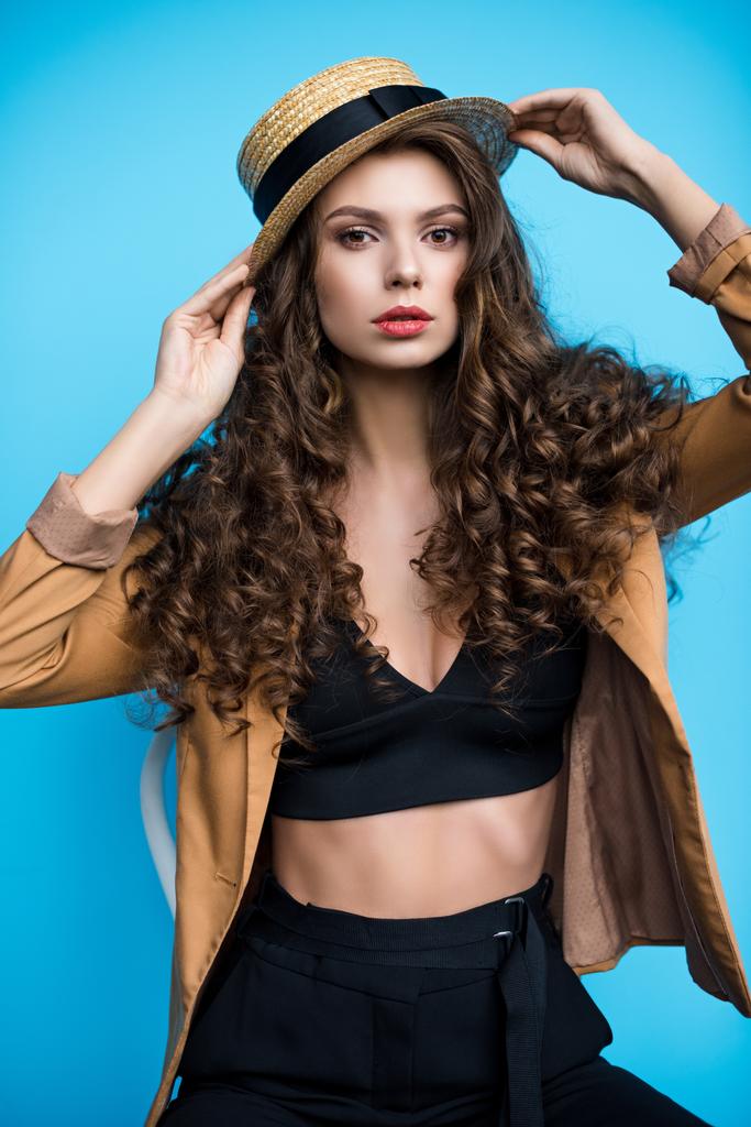 moda canotier şapka ve ceket uzun kıvırcık saçlı güzel genç kadın - Fotoğraf, Görsel