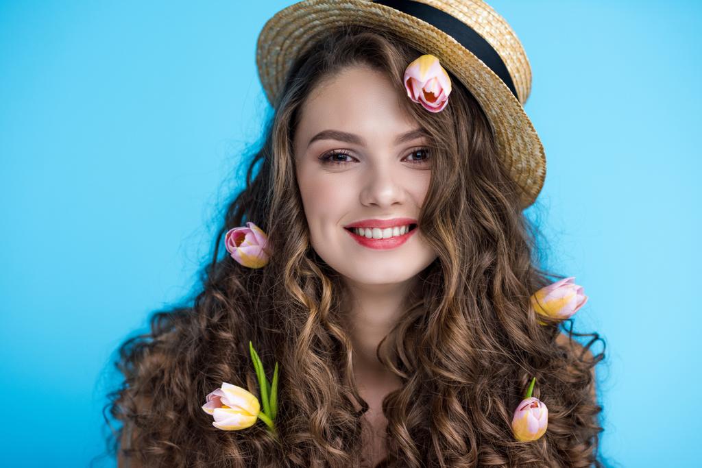feliz jovem mulher em chapéu canotier com flores em seu longo cabelo encaracolado
 - Foto, Imagem