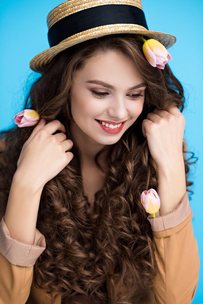 彼女の長い巻き毛の花で canotier の帽子の魅力的な若い女性 - 写真・画像