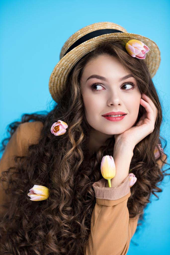 彼女の長い巻き毛のチューリップと canotier 帽子で思いやりのある若い女性 - 写真・画像