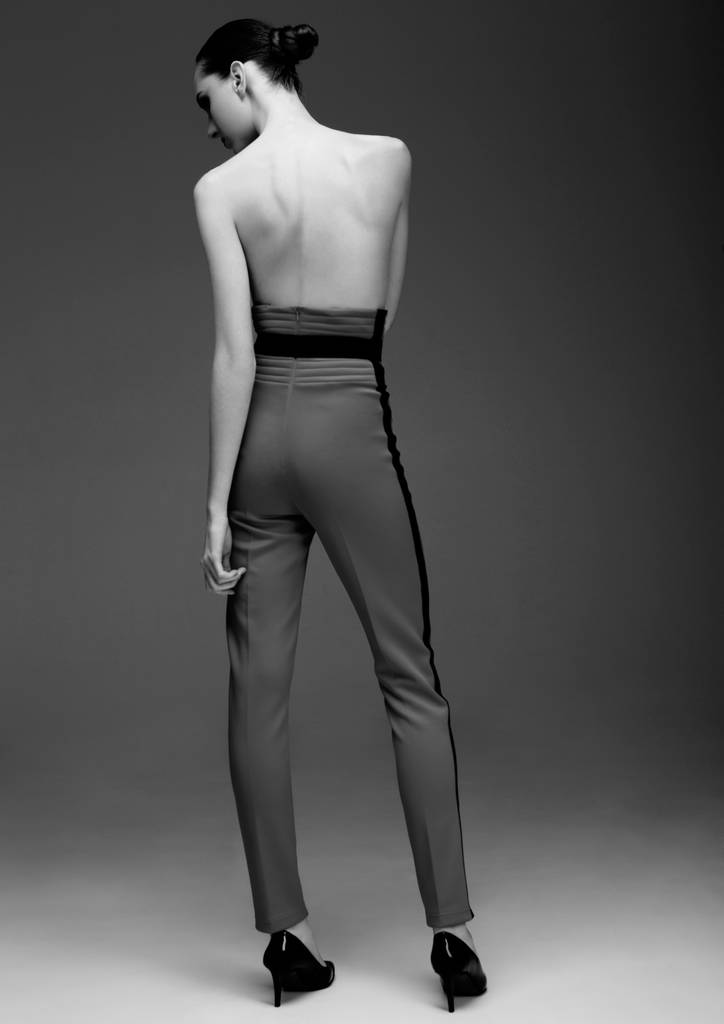Modemodel trägt lange graue Hosen  - Foto, Bild