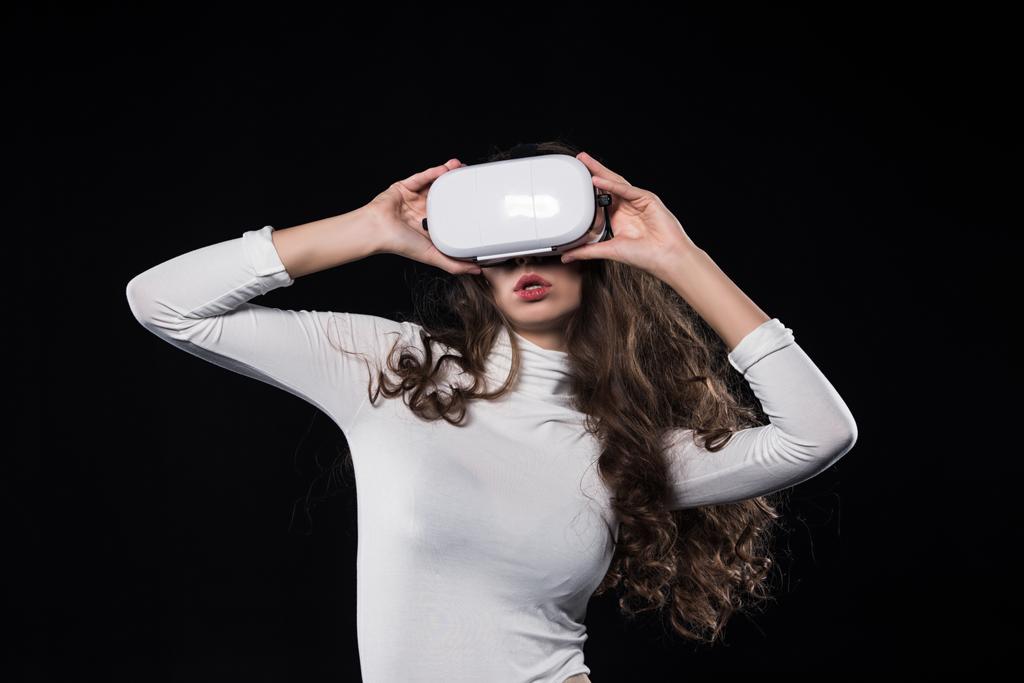 houkutteleva brunette nainen käyttäen virtuaalitodellisuus kuulokkeet eristetty musta
  - Valokuva, kuva
