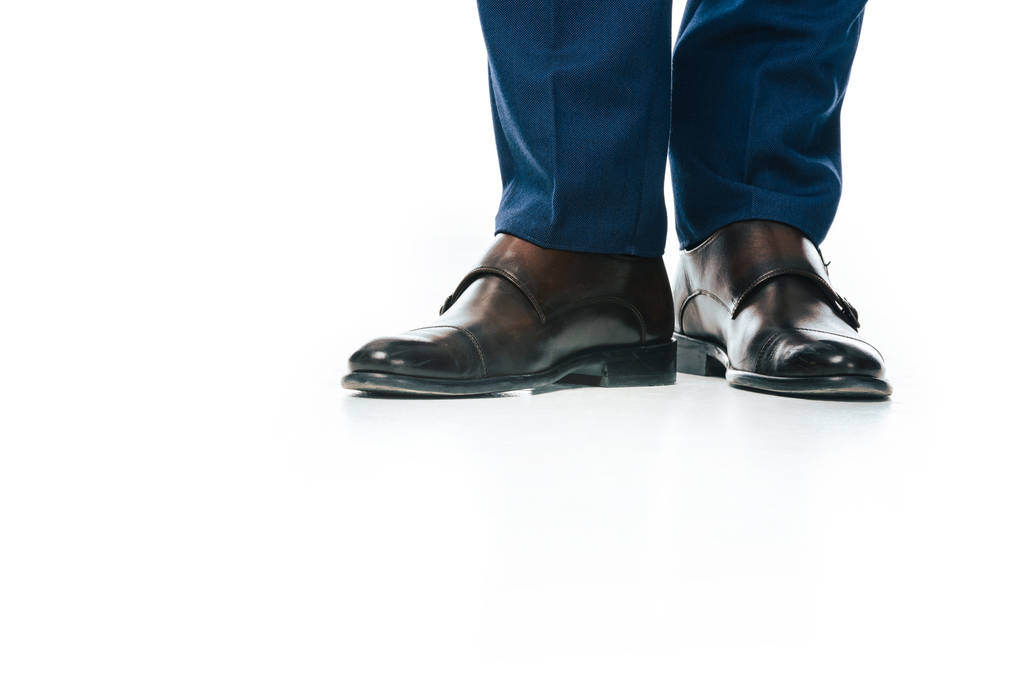 частичный вид человека в обуви, изолированной на белом
 - Фото, изображение