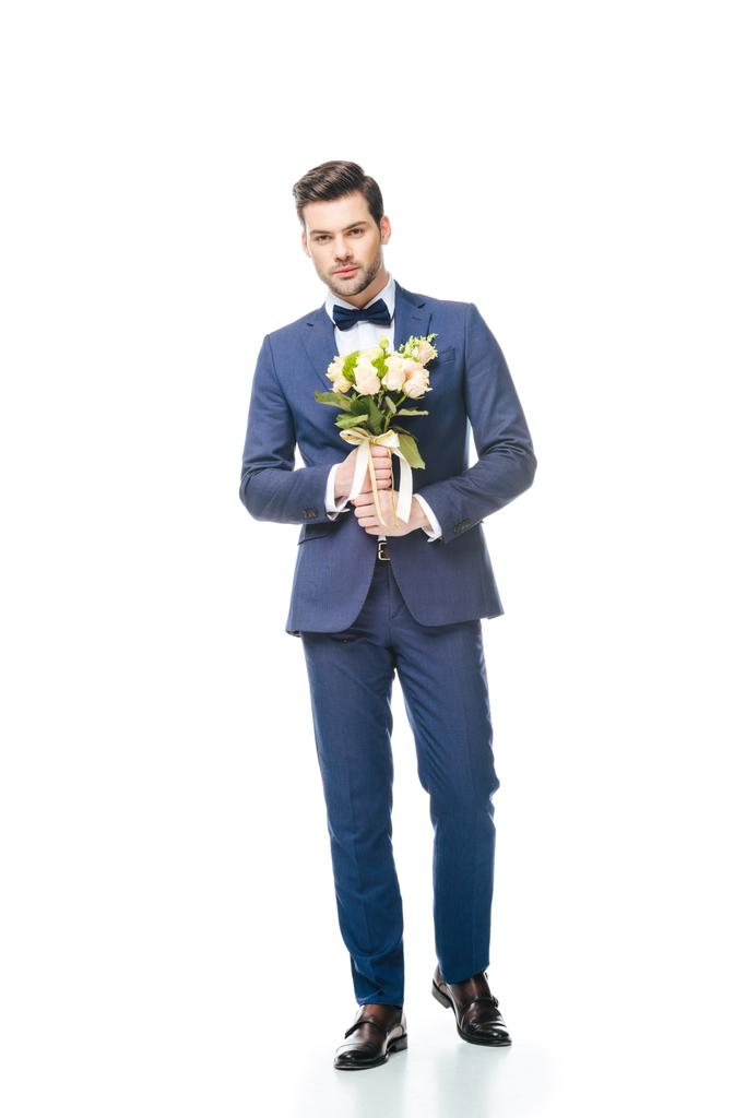 novio de moda con ramo de bodas en manos aisladas en blanco
 - Foto, Imagen