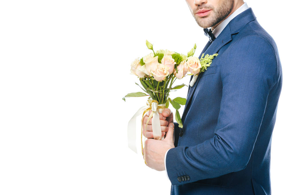 περικοπεί ΣΩΤ του γαμπρού με μπουκέτο από λουλούδια που απομονώνονται σε λευκό - Φωτογραφία, εικόνα