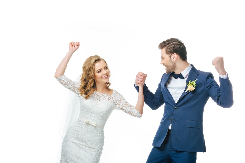 mladá nevěsta a ženich tančí spolu izolované na bílém - Fotografie, Obrázek