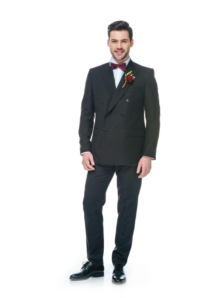 guapo joven novio en traje con boutonniere aislado en blanco
 - Foto, Imagen