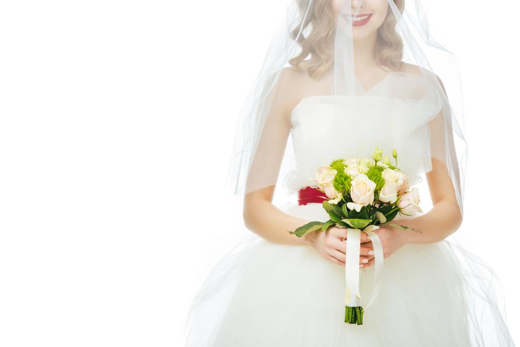 Schnappschuss der hübschen Braut in Brautkleid und Schleier mit Brautstrauß in der Hand - Foto, Bild