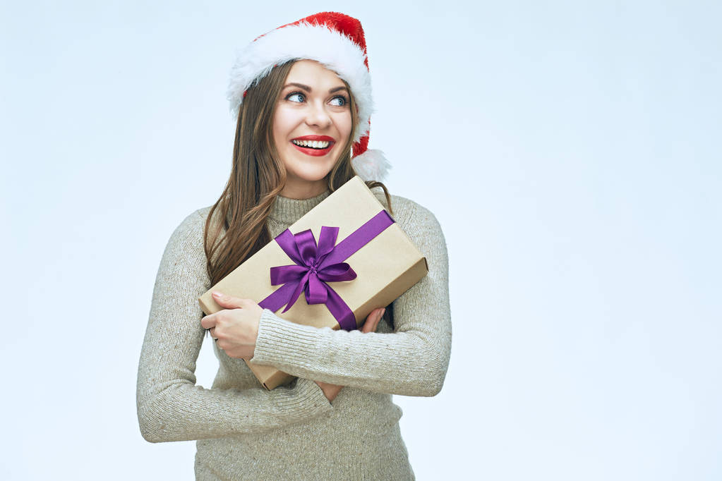 casual vestido sonriente mujer usando Santa sombrero celebración de regalo de Navidad
  - Foto, imagen
