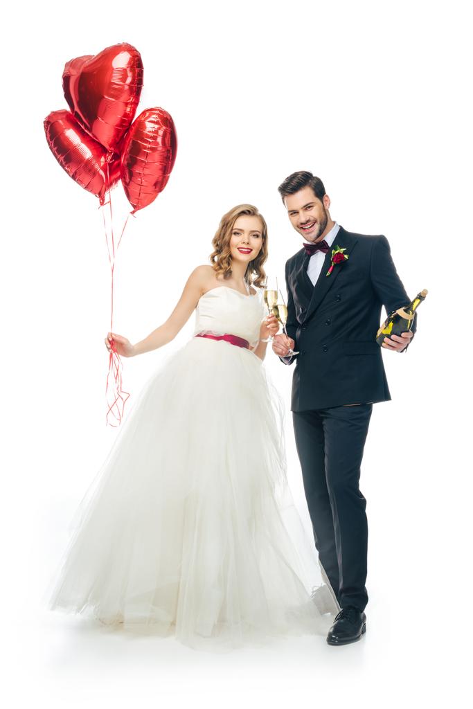 Hochzeitspaar mit roten herzförmigen Luftballons und Champagner auf weißem Grund - Foto, Bild