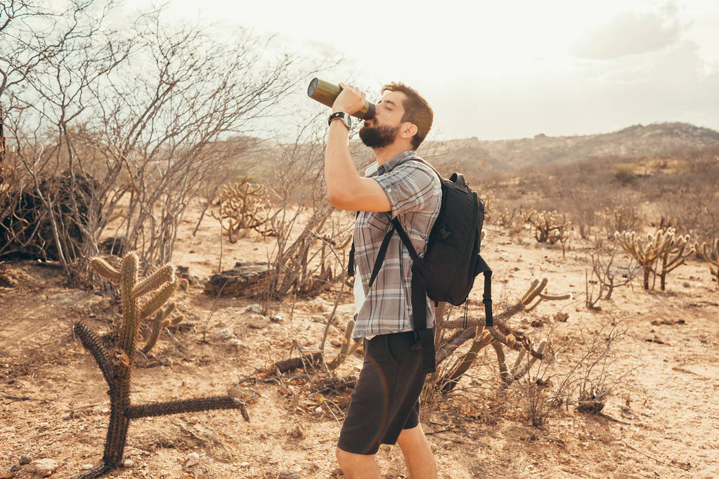 fáradt túrázó iszik vizet egy üvegből - Fotó, kép