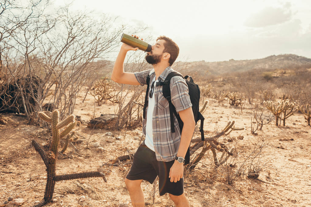 unavená turistka pije vodu z láhve - Fotografie, Obrázek