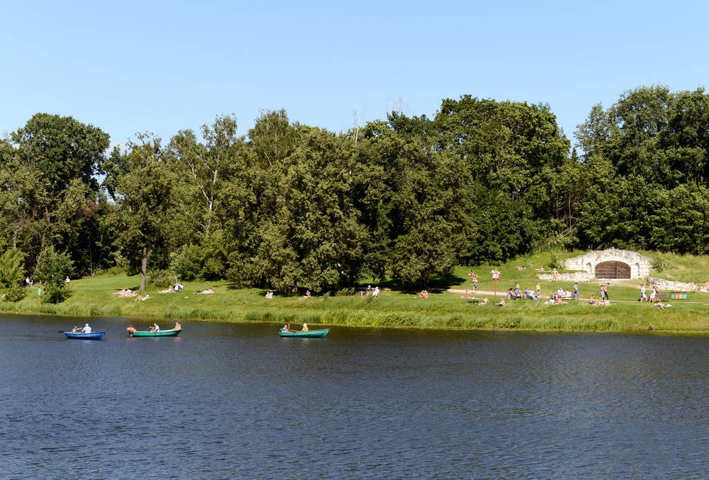 MOSCÚ, RUSIA - 6 de agosto de 2017: Alto estanque Kuzminsky en el parque histórico-natural "Kuzminki-Lublino". Vista de la gruta
. - Foto, imagen