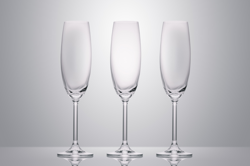 três copos limpos vazios no branco
 - Foto, Imagem