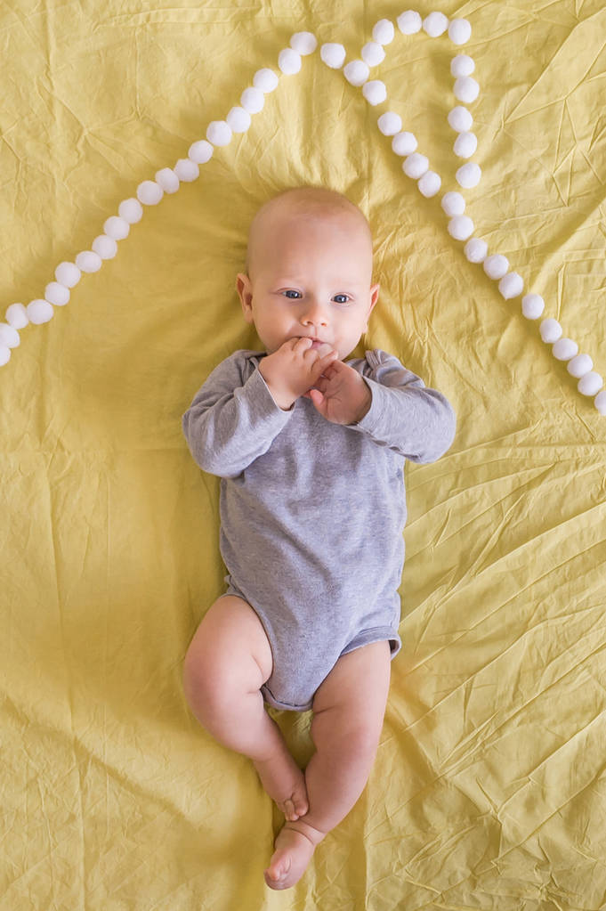 felülnézet gyönyörű csecsemő gyermek ház tető alatt készült pamut golyó az ágyban  - Fotó, kép