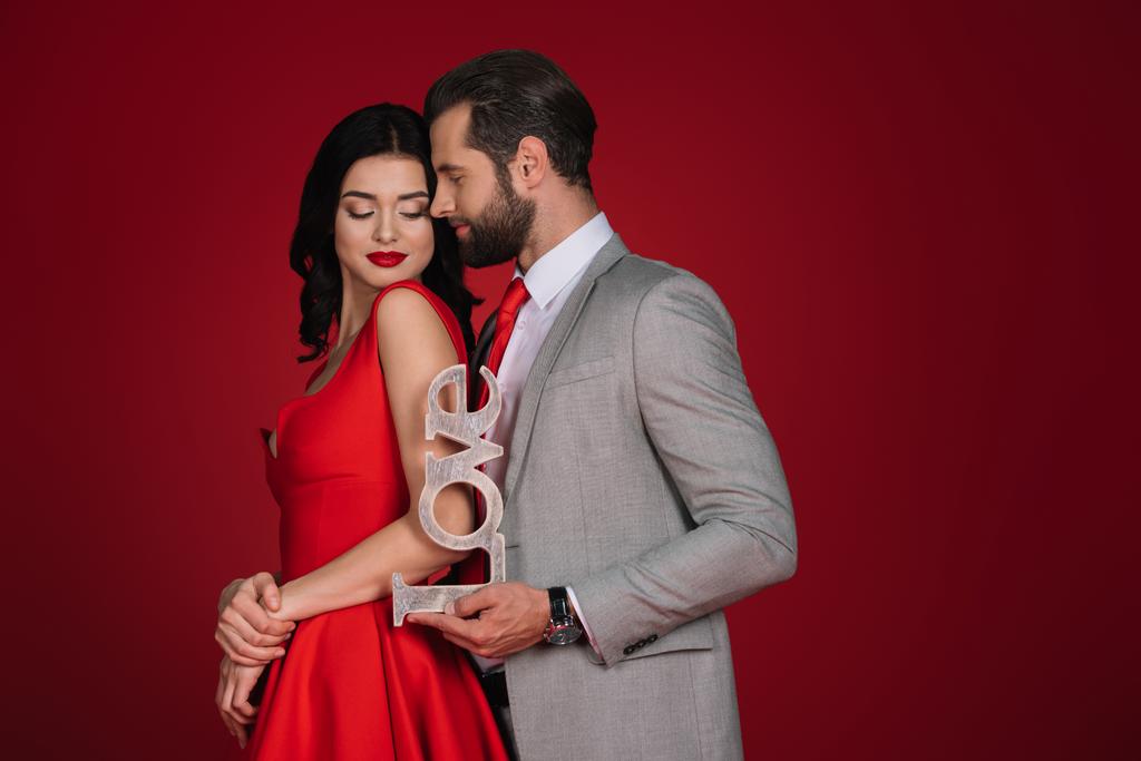 houkutteleva pari seisoo merkki rakkaus eristetty punainen
 - Valokuva, kuva