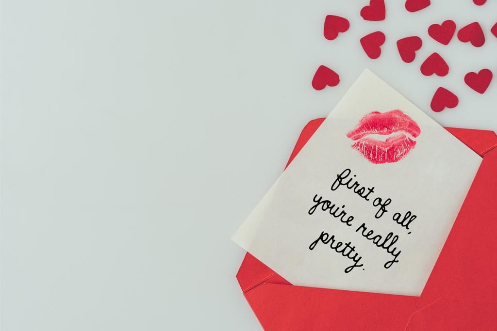 vista dall'alto di felice cartolina di San Valentino con stampa labbra in busta isolata su bianco
 - Foto, immagini