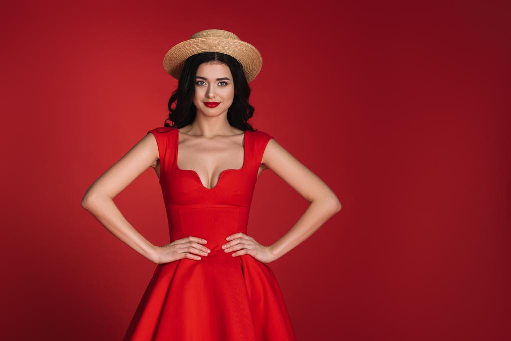 houkutteleva tyttö punainen mekko poseeraa eristetty punainen
 - Valokuva, kuva