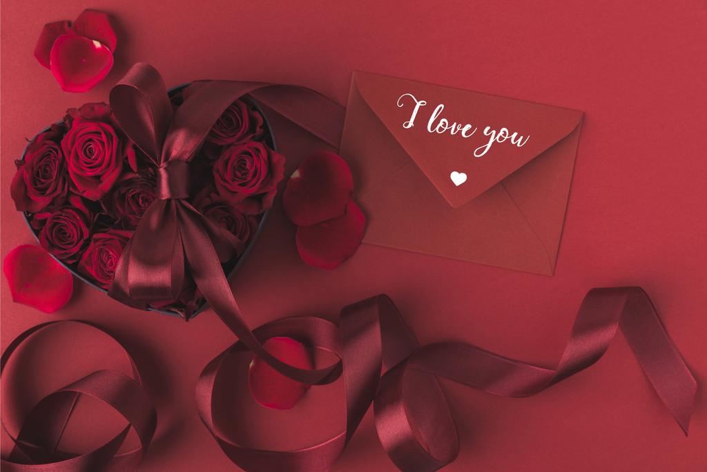心のバラの平面図形のギフト ボックスにリボンと赤、聖バレンタインの日休日概念に分離された封筒 - 写真・画像