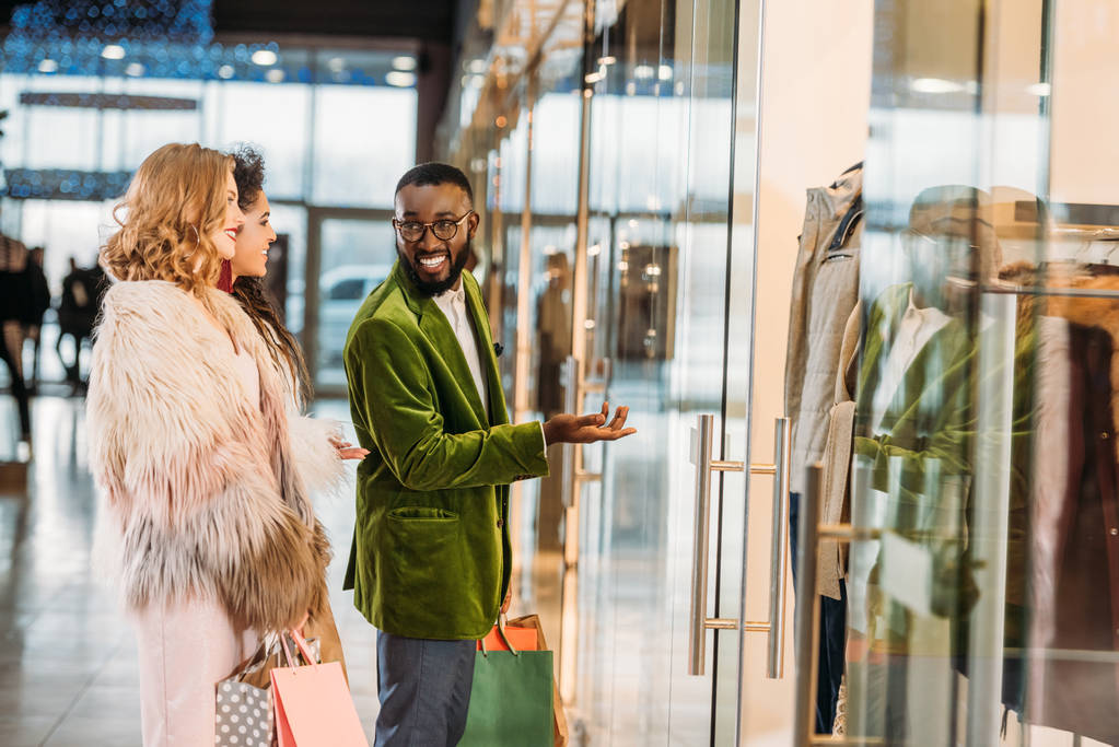 puolella näkymä hymyilevä tyylikäs monikansallisten ihmisten ostoksia yhdessä ostoskeskuksessa
  - Valokuva, kuva