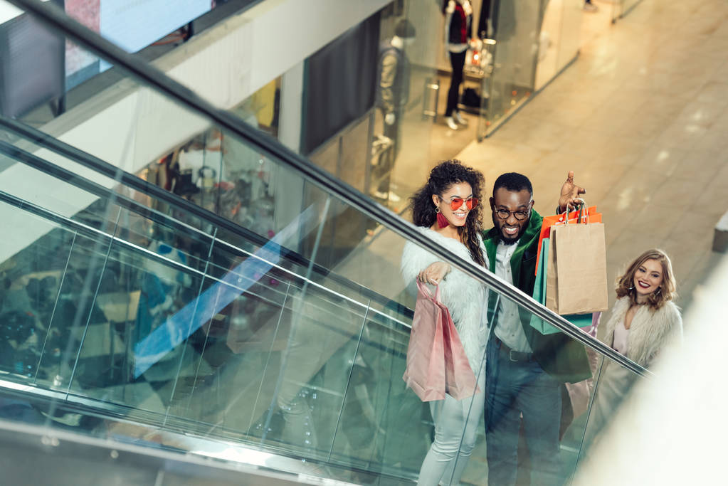vue grand angle des acheteurs monter escalator au centre commercial
 - Photo, image