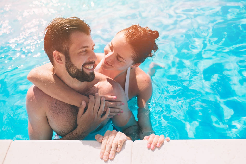 Χαρούμενα νεανικό guy και κυρία ανάπαυση κατά την εξωτερική πισίνα. Ζευγάρι στο νερό. Παιδιά το καλοκαίρι sephi - Φωτογραφία, εικόνα