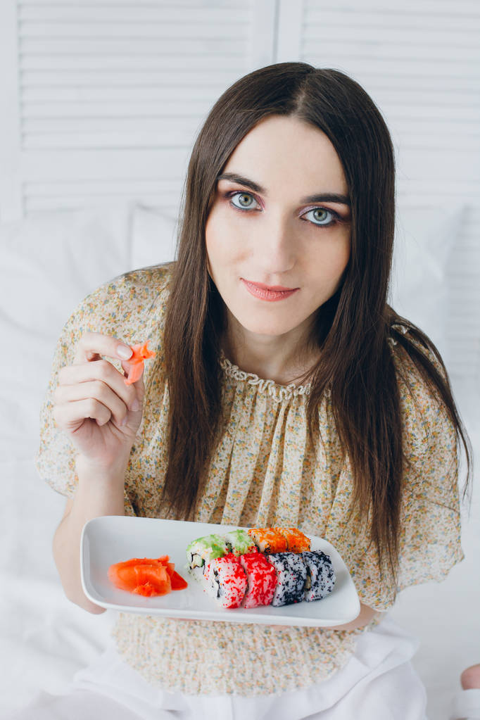 Jeune femme brune manger des sushis
 - Photo, image