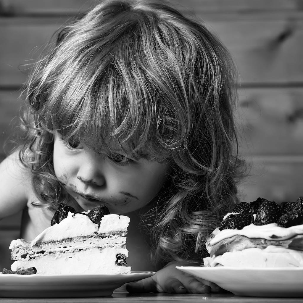kicsi fiú eszik eper torta - Fotó, kép