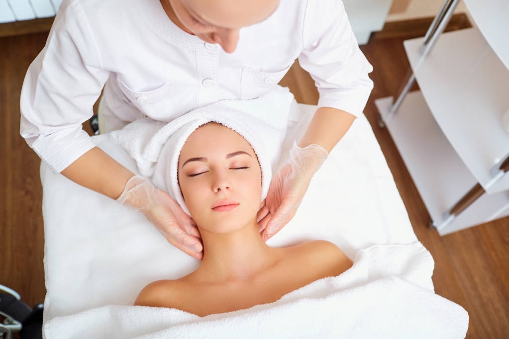 Mulher bonita em uma massagem facial
. - Foto, Imagem