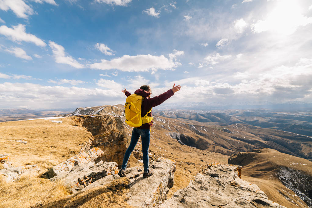 actieve jonge meisje geniet van natuur, reizen door de bergen van de Kaukasus, handen naar boven worden verhoogd - Foto, afbeelding